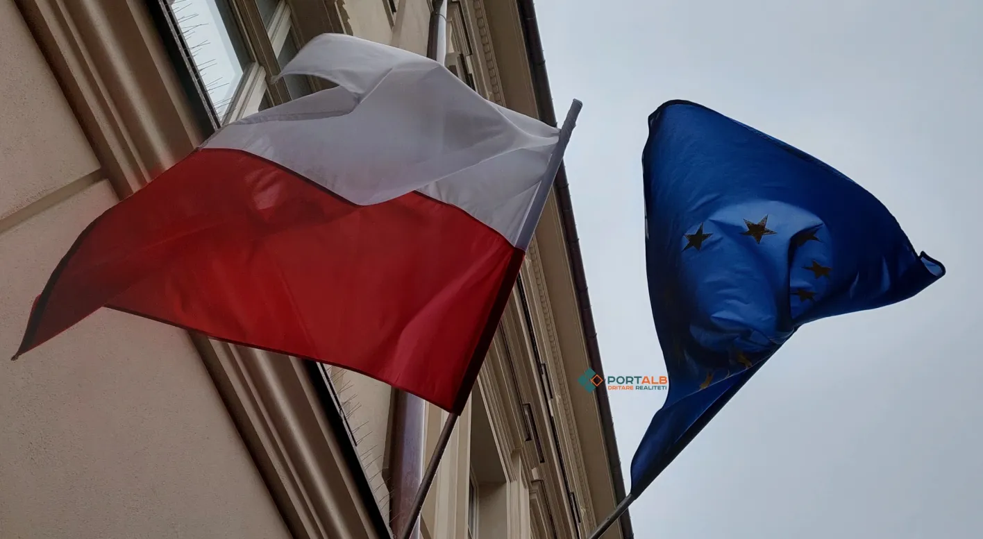 Flamuri i Polonisë dhe Bashkimit Evropian në Poloni. Foto nga Faton Curri / Portalb.
