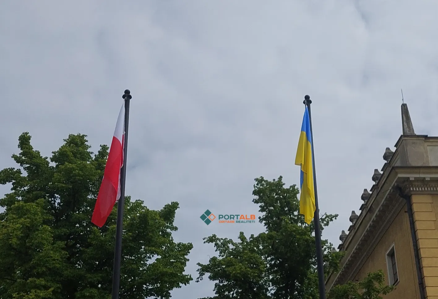 Flamuri i Polonisë dhe Ukrainës në Poloni (Ostrov). Foto nga Faton Curri / Portalb