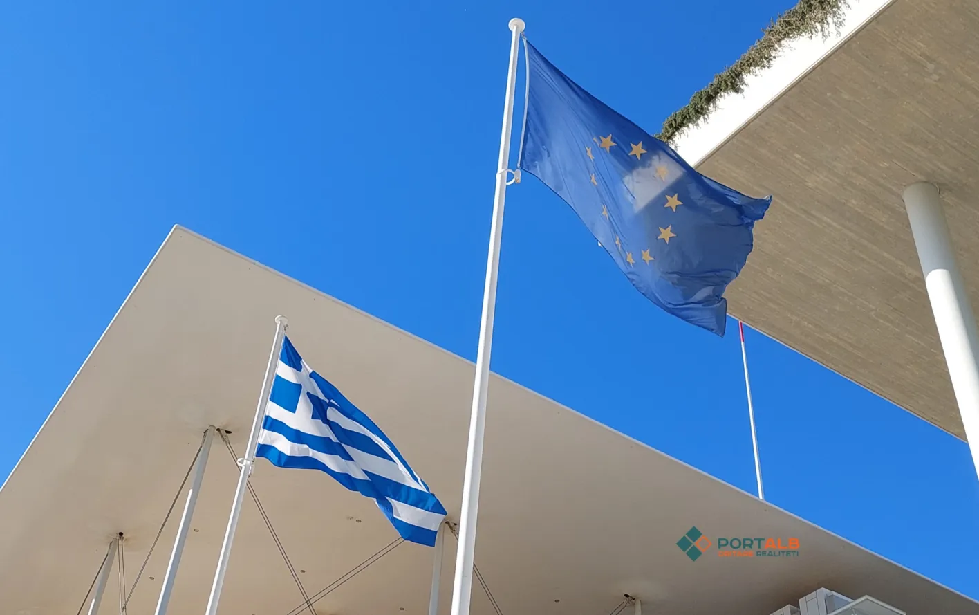Flamuri grek dhe evropian në Athinë. Foto nga Faton Curri / Portalb.mk