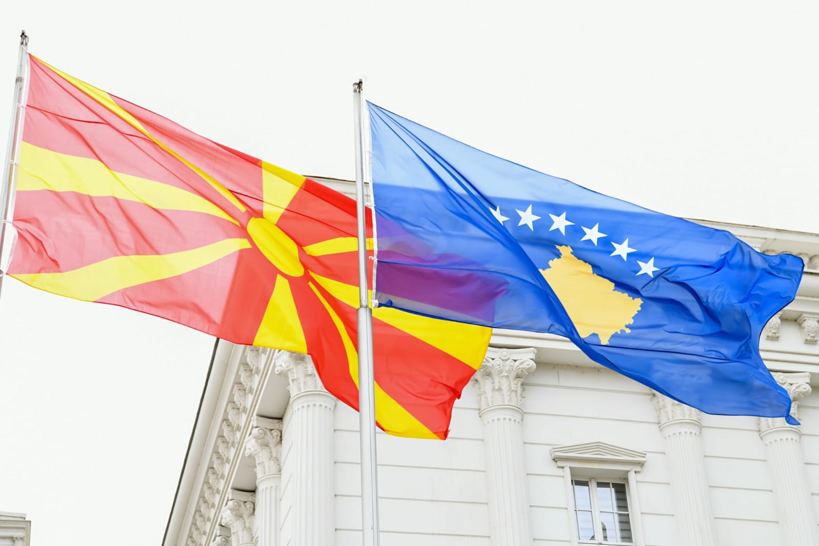 Flamuri i Republikës së Kosovës dhe Maqedonisë së Veriut në Shkup gjatë takimeve zyrtare. Foto nga Qeveria e Maqedonisë së Veriut.