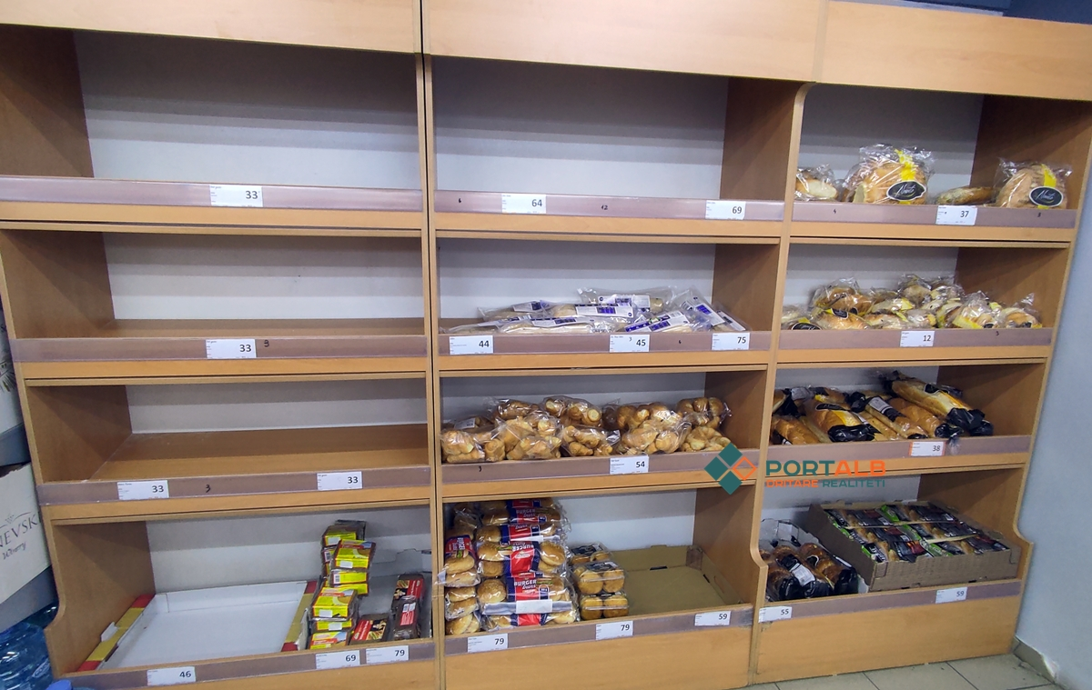 Raftet e bukës në disa markete të Çairit. Foto: Suad Bajrami/Portalb.mk