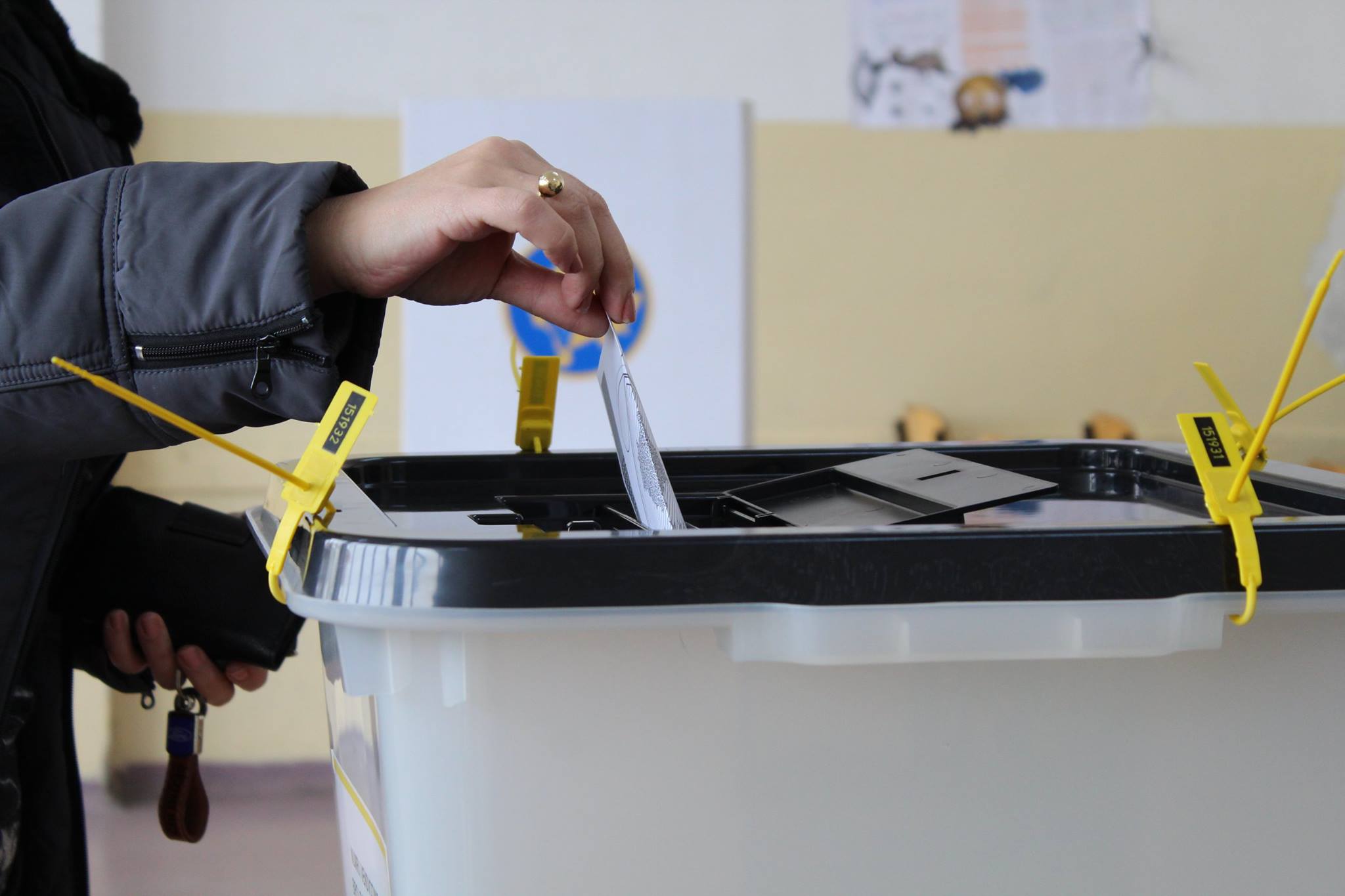 Procesi i votimit në Kosovë. Foto nga Komisioni Qendror i Zgjedhjeve (Facebook)