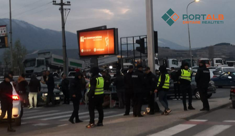 Protesta e banorëve të Gërçecit në Gjorçe Petrov, kundër ndalesës së rrymës. Foto nga Portalb.mk