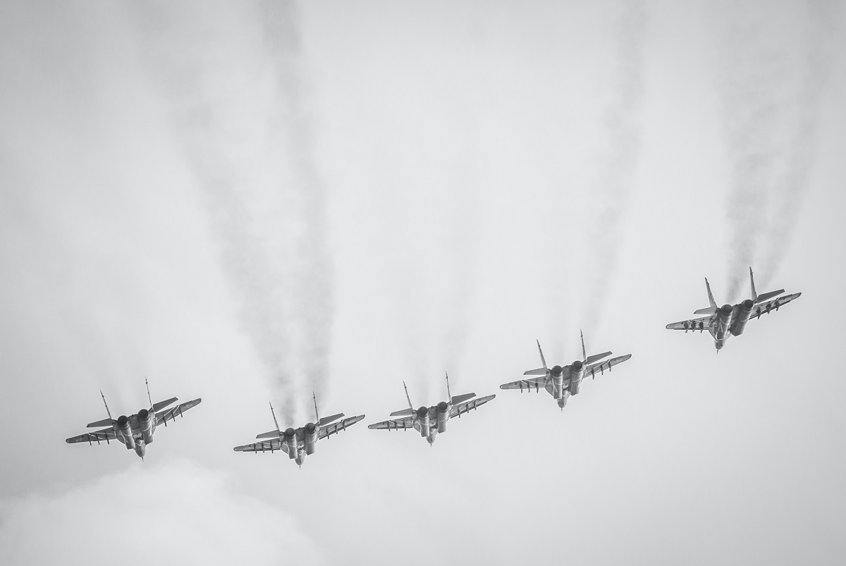 Avionë ushtarak, foto nga Aleksei Zaitcev /Unsplash