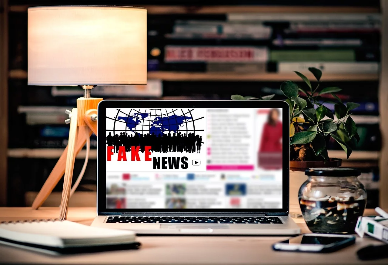Dezinformata, lajme të rrejshme, fake news. Foto nga S. Hermann & F. Richter/Pixabay