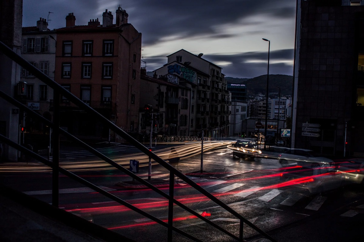 Ndriçim, ndriçim rrugor, errësirë, rrugë. Foto nga Lucas Marconnet/Unsplash