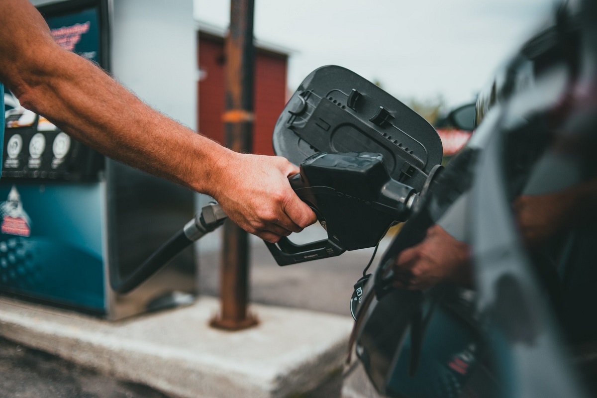 Pompe benzini, foto nga Erik Mclean / Pexels