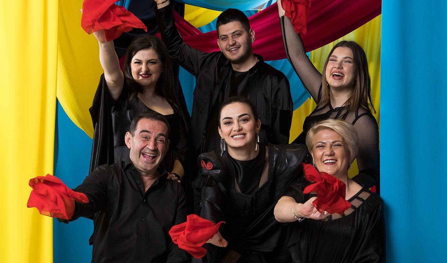 Përfaqësuesit e Shqipërisë në Eurovizion 2023, Albina dhe familja Kelmendi. Foto: Faqja Zyrtare e Eurovizionit (Facebook).