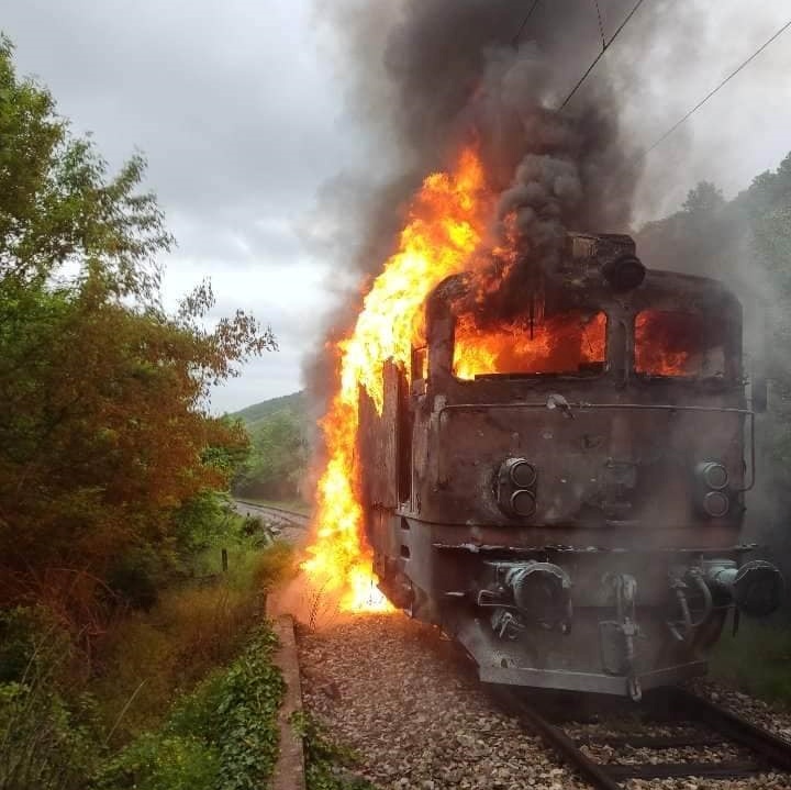 Treni i djegur në afërsi të Velesit. Foto nga Qendra për Menaxhimin me Kriza (Facebook)