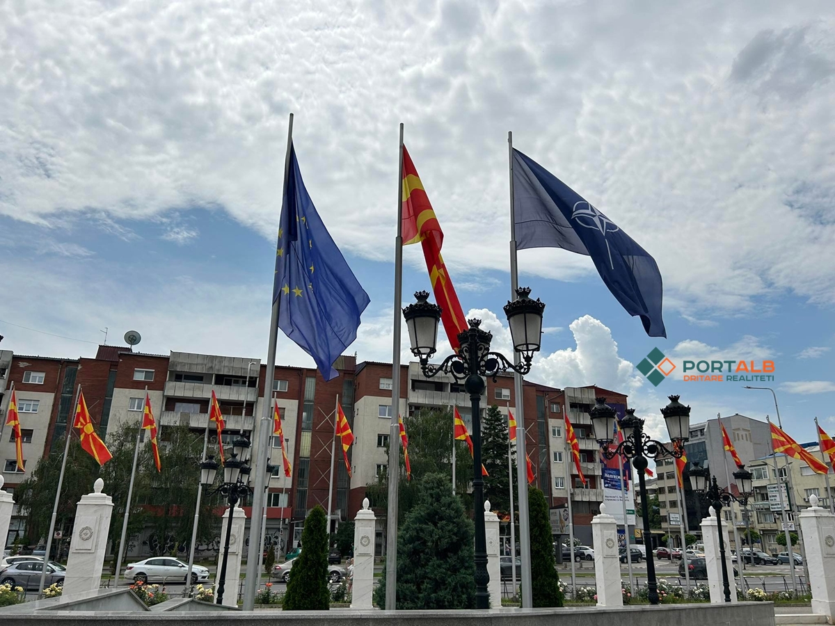 Flamujt e Maqedonisë së Veriut dhe Bashkimit Evropian, foto: Teuta Buçi/Portalb.mk