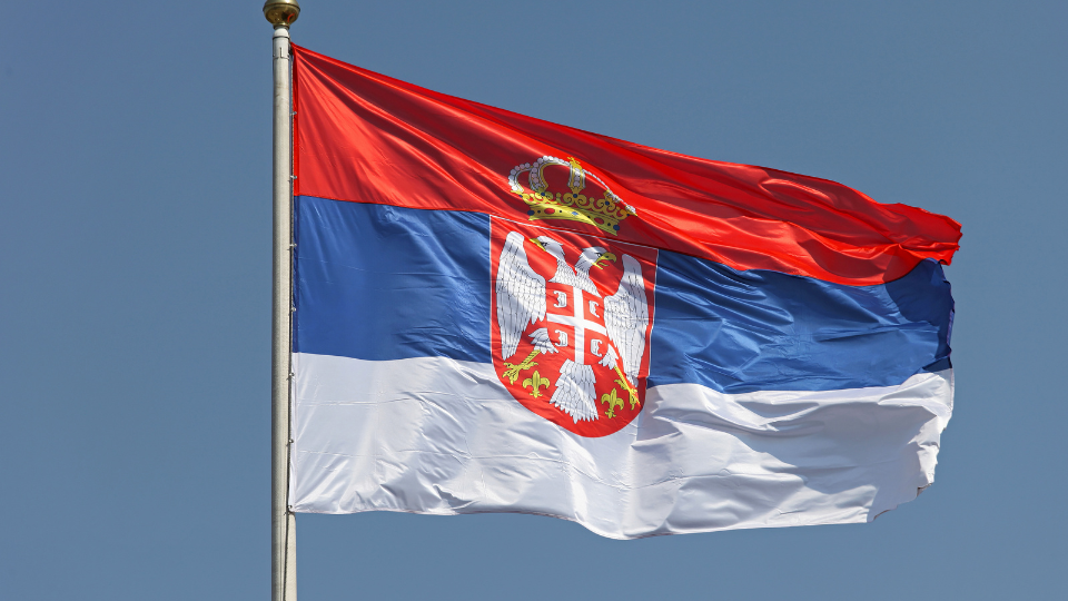 Flamuri i Serbisë. Foto: Baloncici në Canva