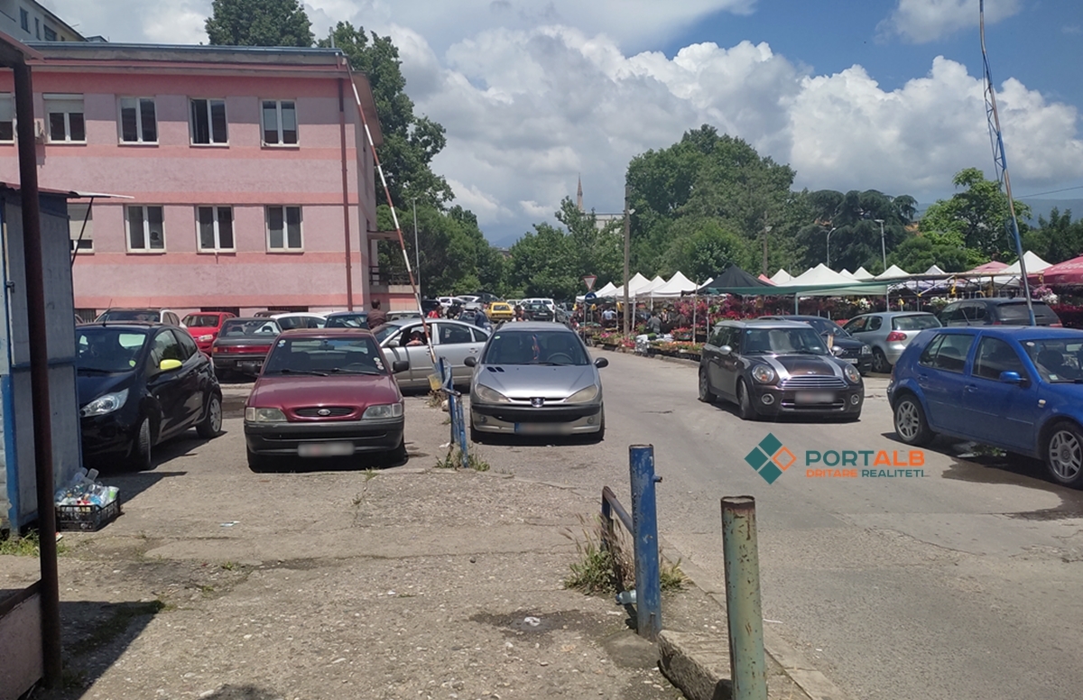 Parkingjet e uzurpuara prapa Poliklinikës "Bit Pazar", foto: Portalb.mk
