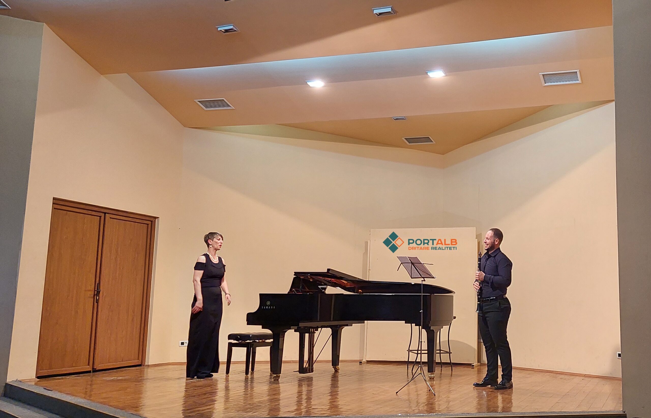 Koncerti i muzikantit Veton Curri në Qendën Kulturore Informative në Shkup. Foto nga Faton Curri / Portalb.mk.