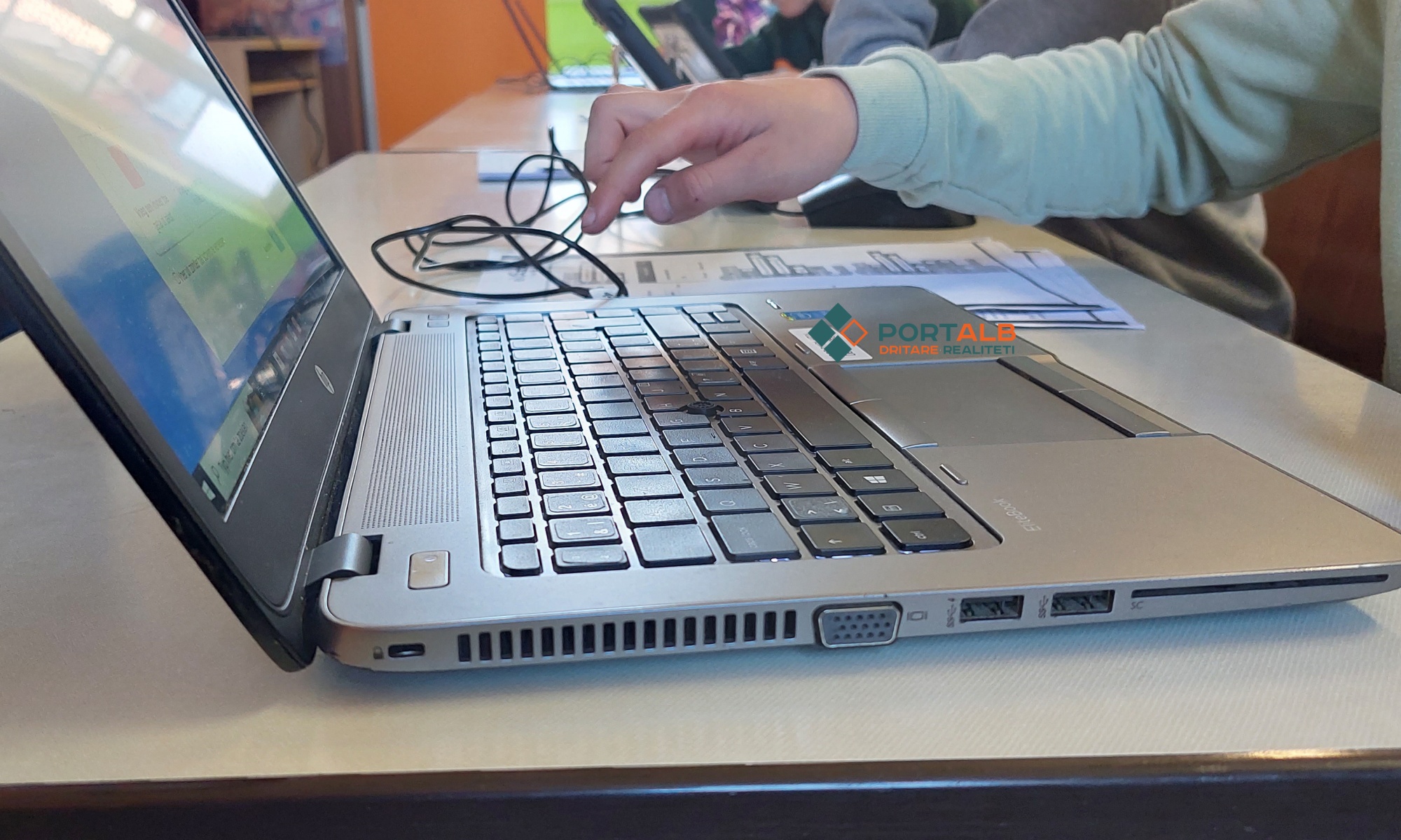 Përdorimi i teknologjisë nga nxënësit në hapësirat e shkollës. Foto nga Faton Curri / Portalb.mk