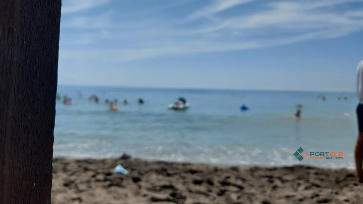Plazhi në bregdetin shqiptar gjatë sezonit turistike në verë. Foto nga Faton Curri / Portalb.mk