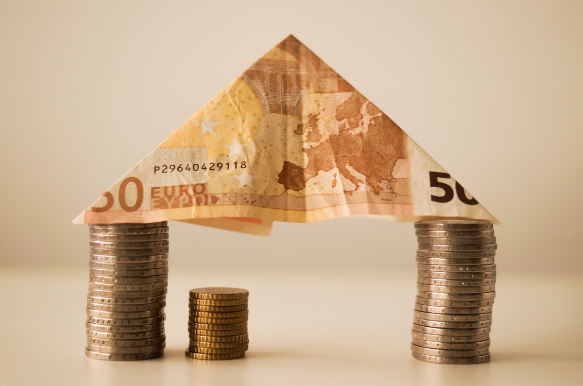 euro para analiza ekonomike rroga valuta financa ekonomi monedha varferi pasuri shtepi amviseri (1200x794)