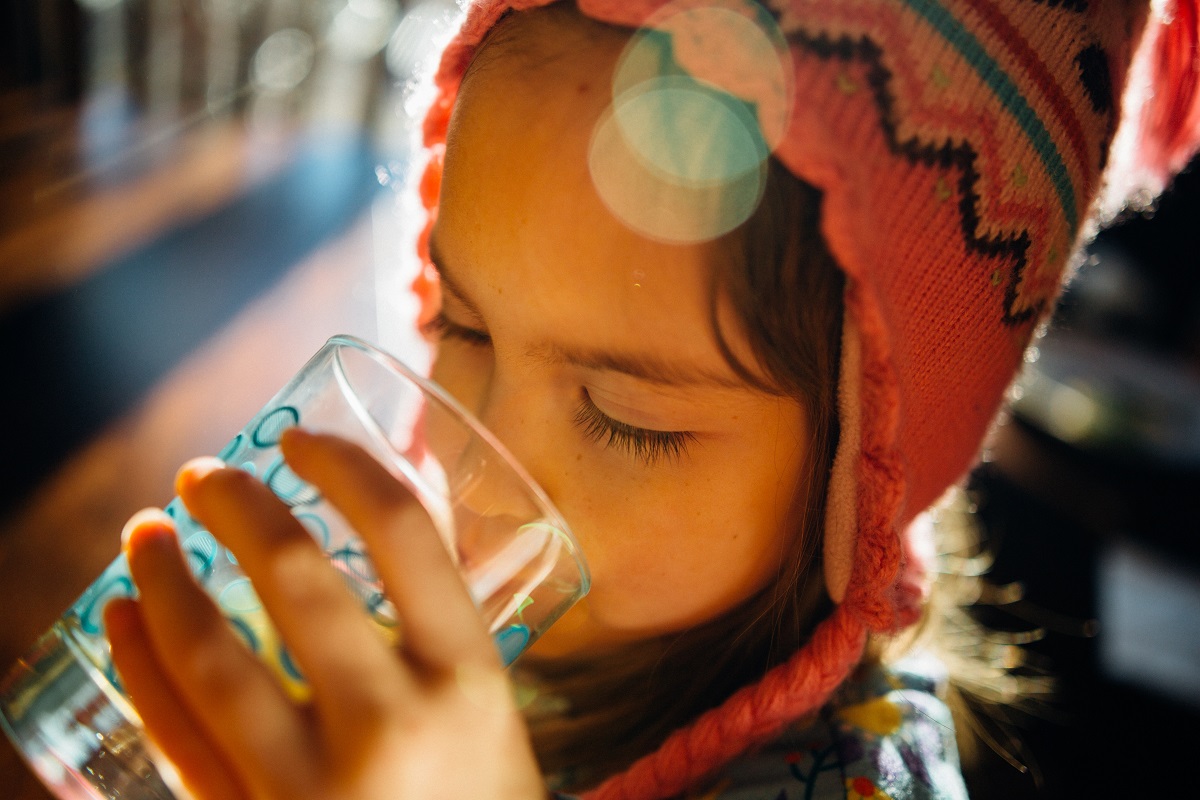 Fëmijë duke pirë ujë, fëmijë, ujë. Foto nga Johnny McClung/Unsplash