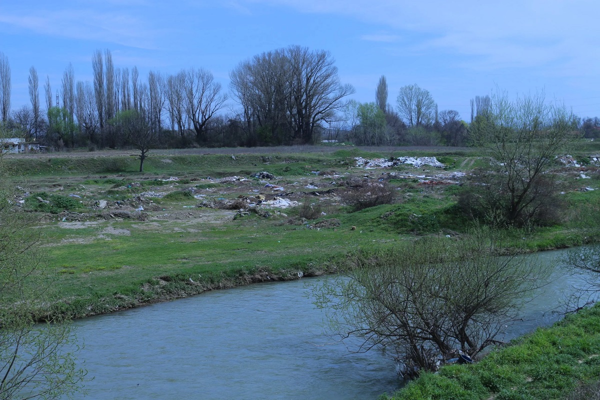 Shtrati i lumit Lepenec me mbeturinat e shpërndara në të, Mars 2023; Foto: Meta.mk