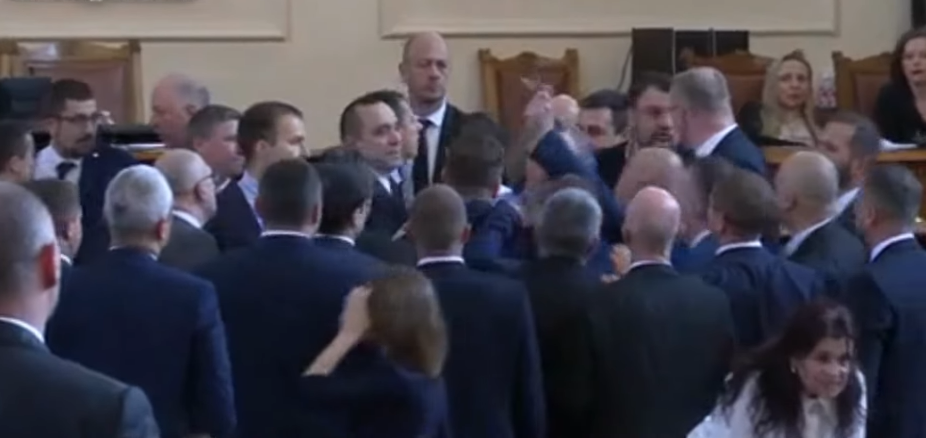 Printscreen nga përleshja në Parlamentin e Bullgarisë; Burimi i videos: online pool.bg