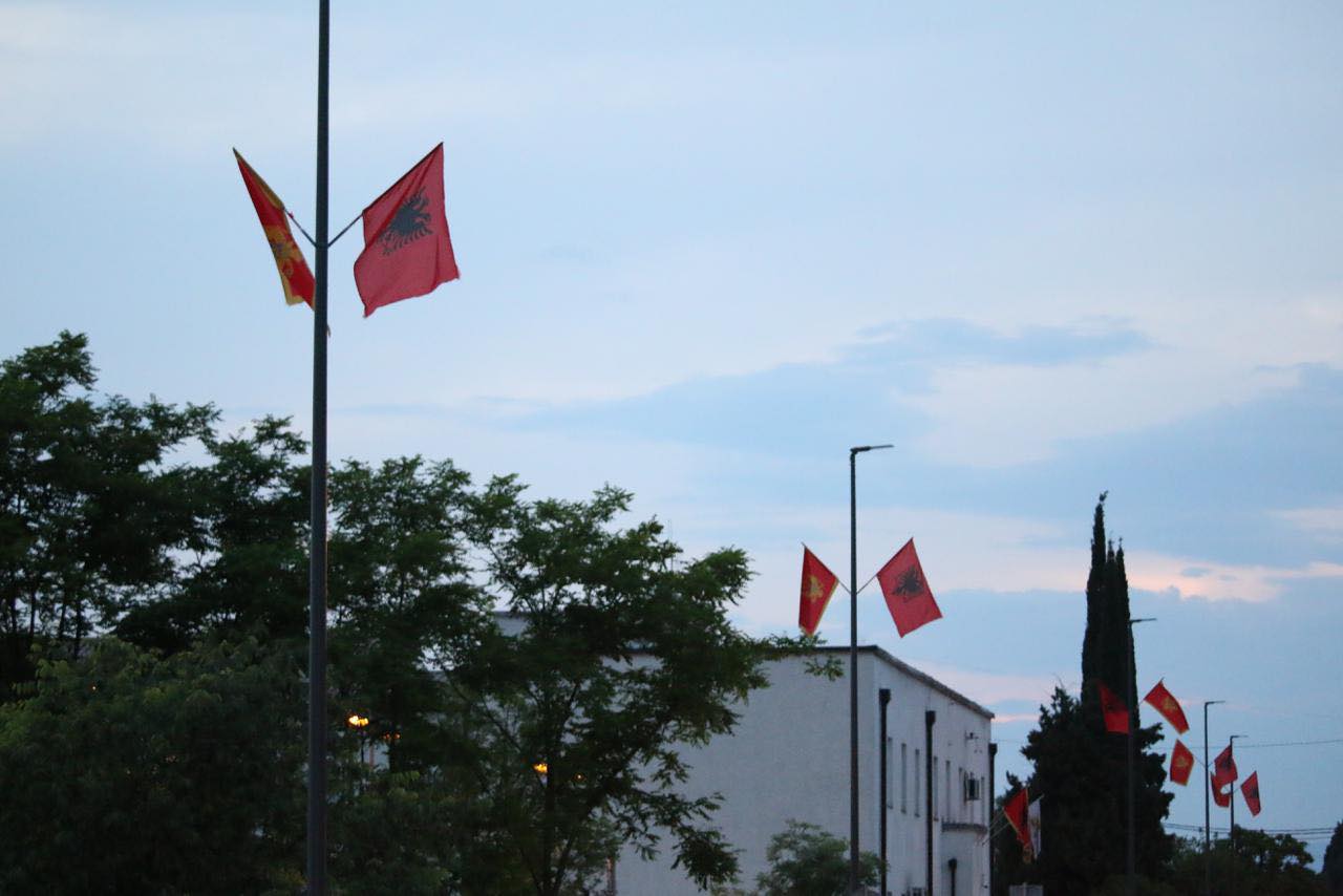 Flamuri i Malit të Zi dhe ai shqiptar. Foto nga Nik Gjeloshaj (Facebook)