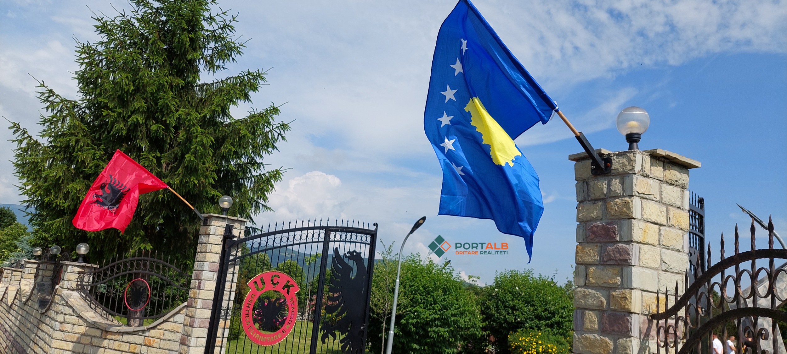 Flamuri shqiptar dhe ai i Kosovës në Kosovë. Foto nga Faton Curri / Portalb.mk