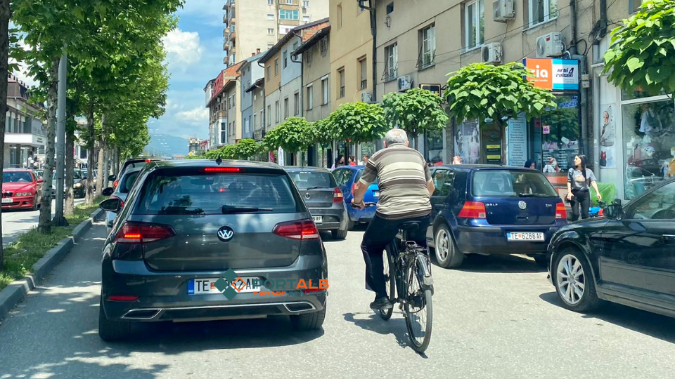 Qytetar me biçikletë në bulevardin "Ilinden" në Tetovë. Foto: Fisnik Xhelili/Portalb.mk