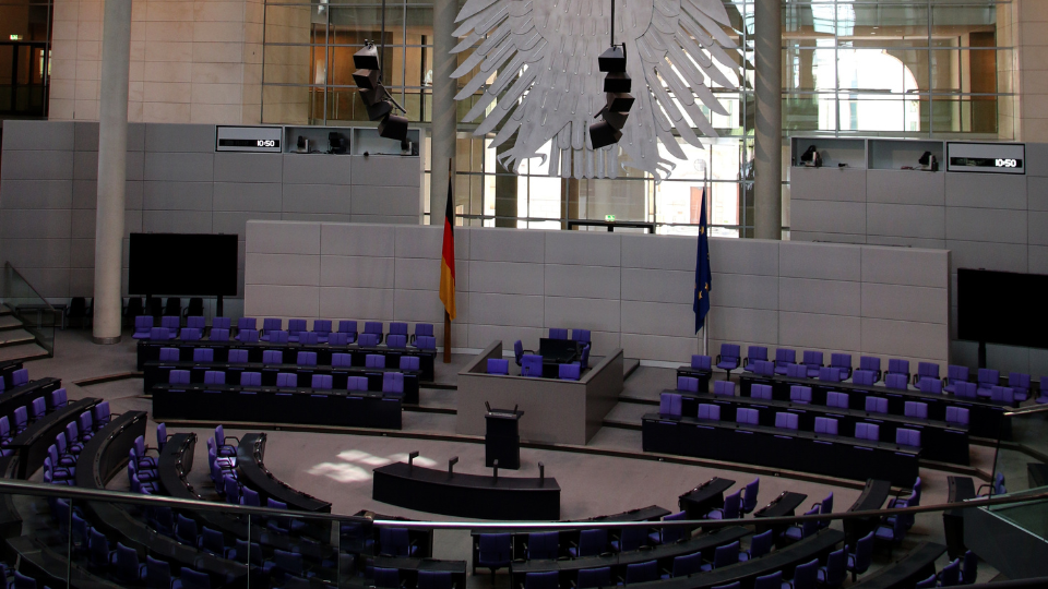 Bundestagu, foto: Moerschy në Canva
