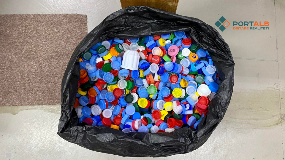 Grumbullimi i kapakëve të shisheve të plastikës në bibliotekën "Max van der Stoel" - Tetovë. Foto: Fisnk Xhelili/Portalb.mk