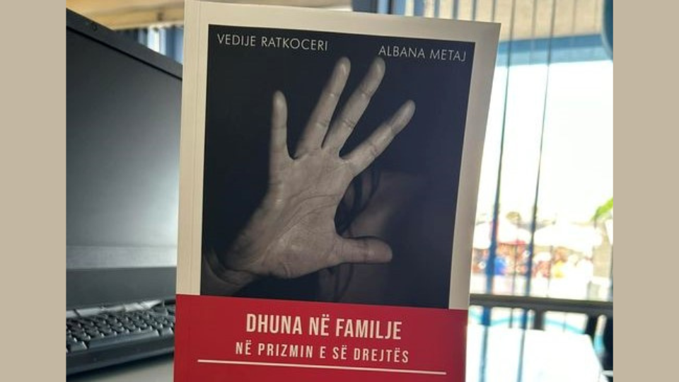 Doli nga shtypi libri “Dhuna në familje në prizmin e së drejtës“ nga Vedije Ratkoceri dhe Albana Metaj