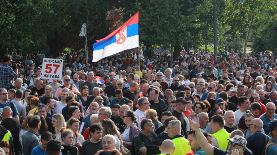 Protesta e pestë e mbajtur në Serbi pas sulmeve të armatosura në maj 2023. Foto: Anadolu Agency