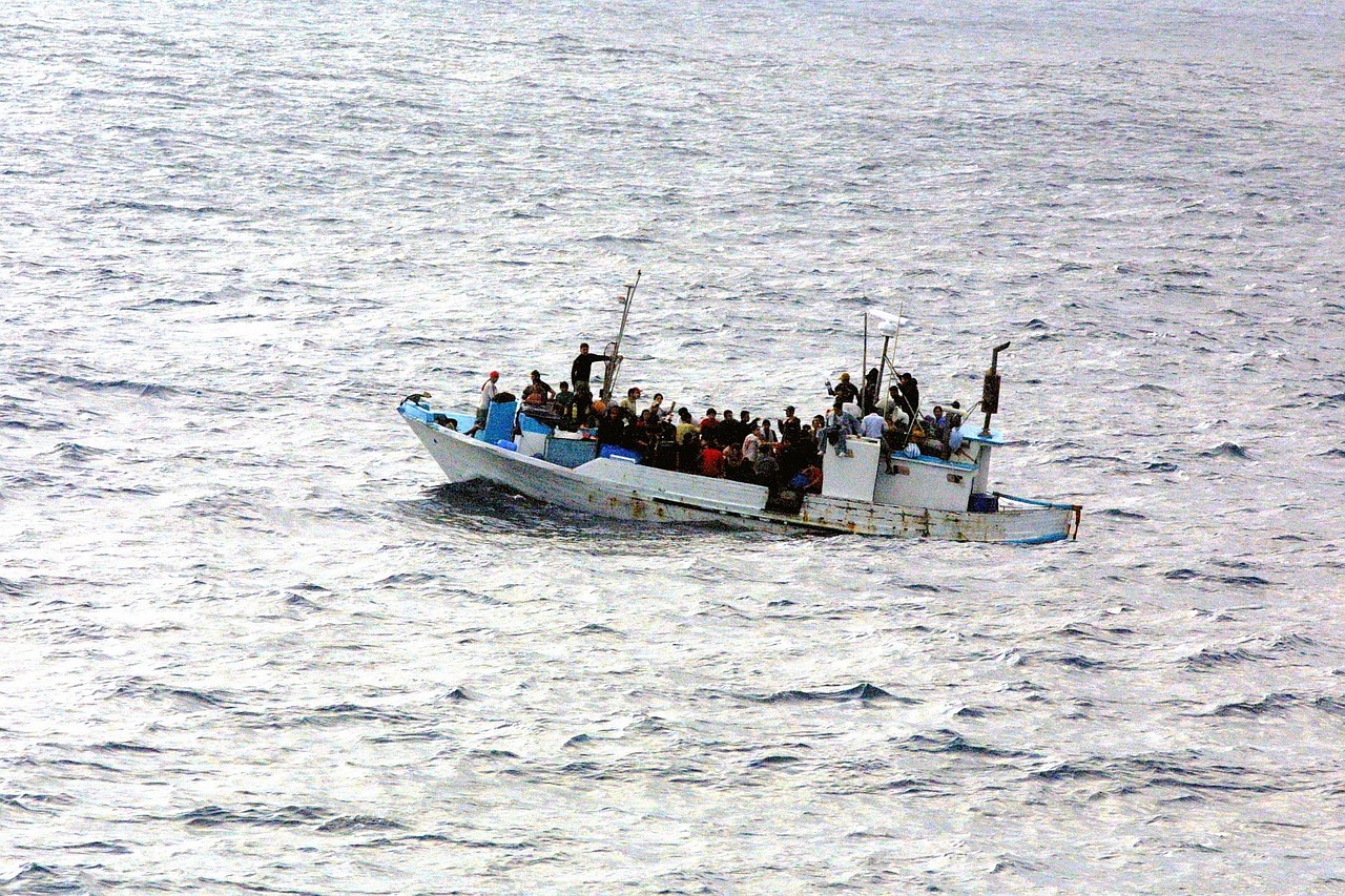 Ilustrim: Refugjatë duke udhëtuar në barkë/Foto: Geralt - Pixabay