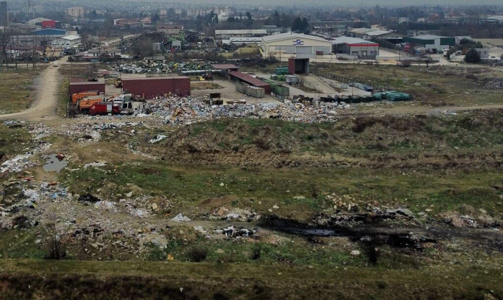Mbeturinat e shpërndara në lokacionin Vardarishte, shkrepur më 9 janar 2023; Foto Meta.mk