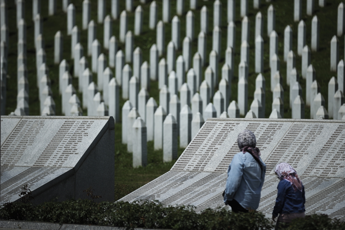Varrezat nga masakra e Srebrenicës, foto nga Anadolu Agency