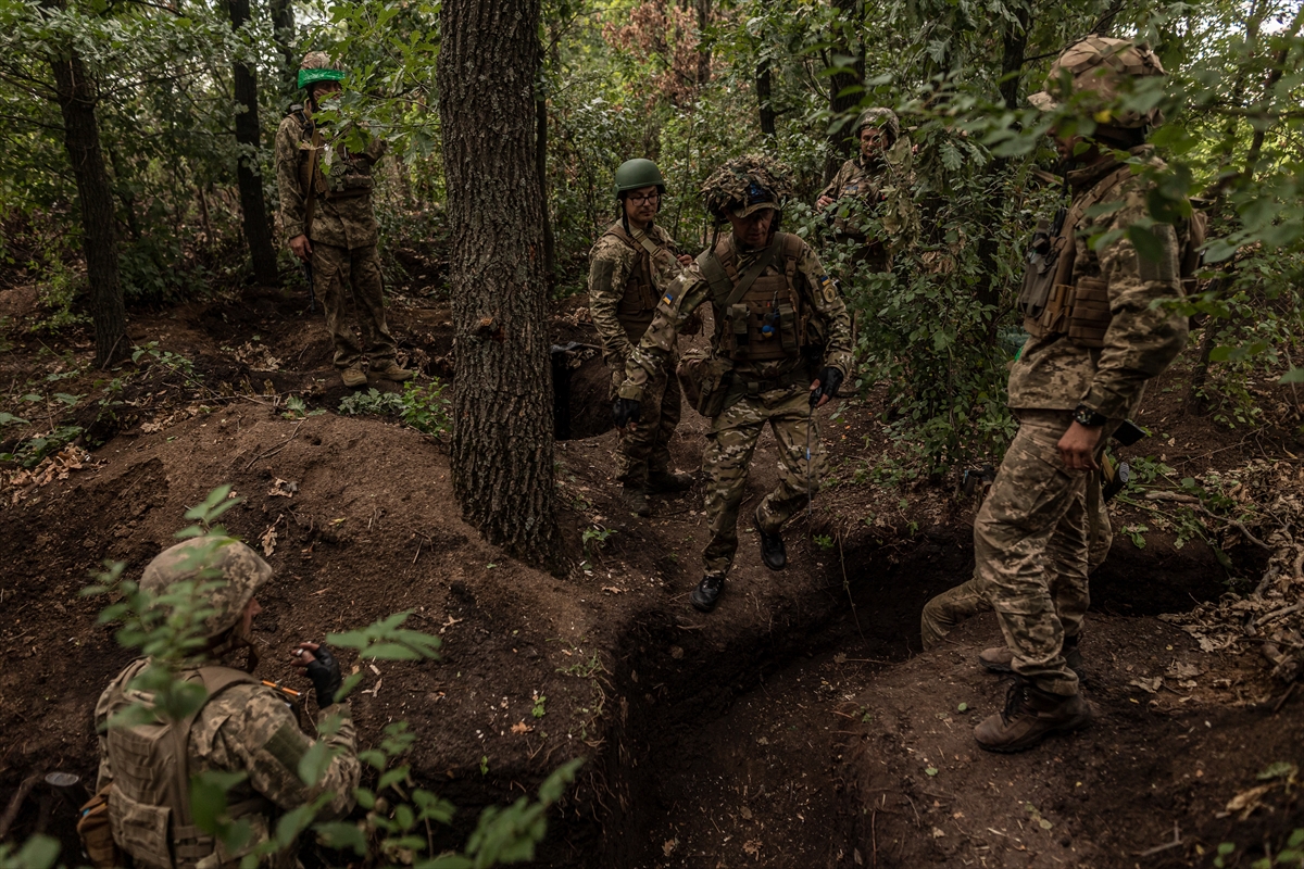 Pamje nga ushtarët ukrainas në front lufte, foto nga Anadolu Agency