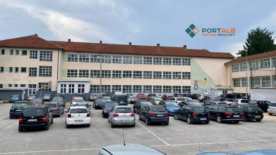 Oborri i shkollës "Istikball" i shndërruar në parking (05.07.2023). Foto: Fisnik Xhelili/Portalb.mk