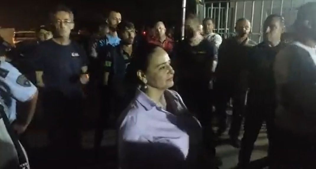 Drejtoresha Kosana Mazneva në protestën te Higjiena Komunale. Pamje nga video e Portalbit
