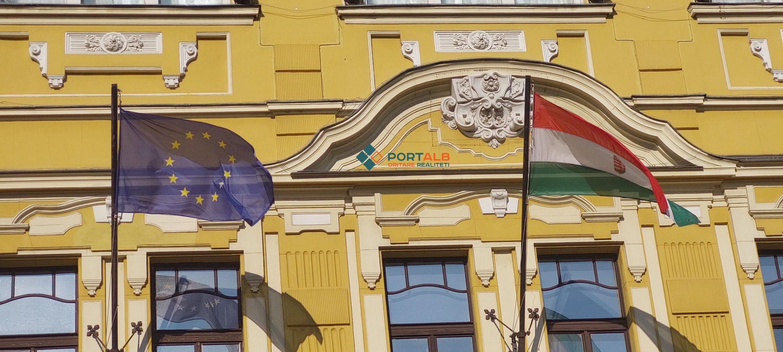 Flamuri i Bashkimit Evropian (BE) dhe Hungarisë në Hungari. Foto nga Faton Curri - Portalb.mk