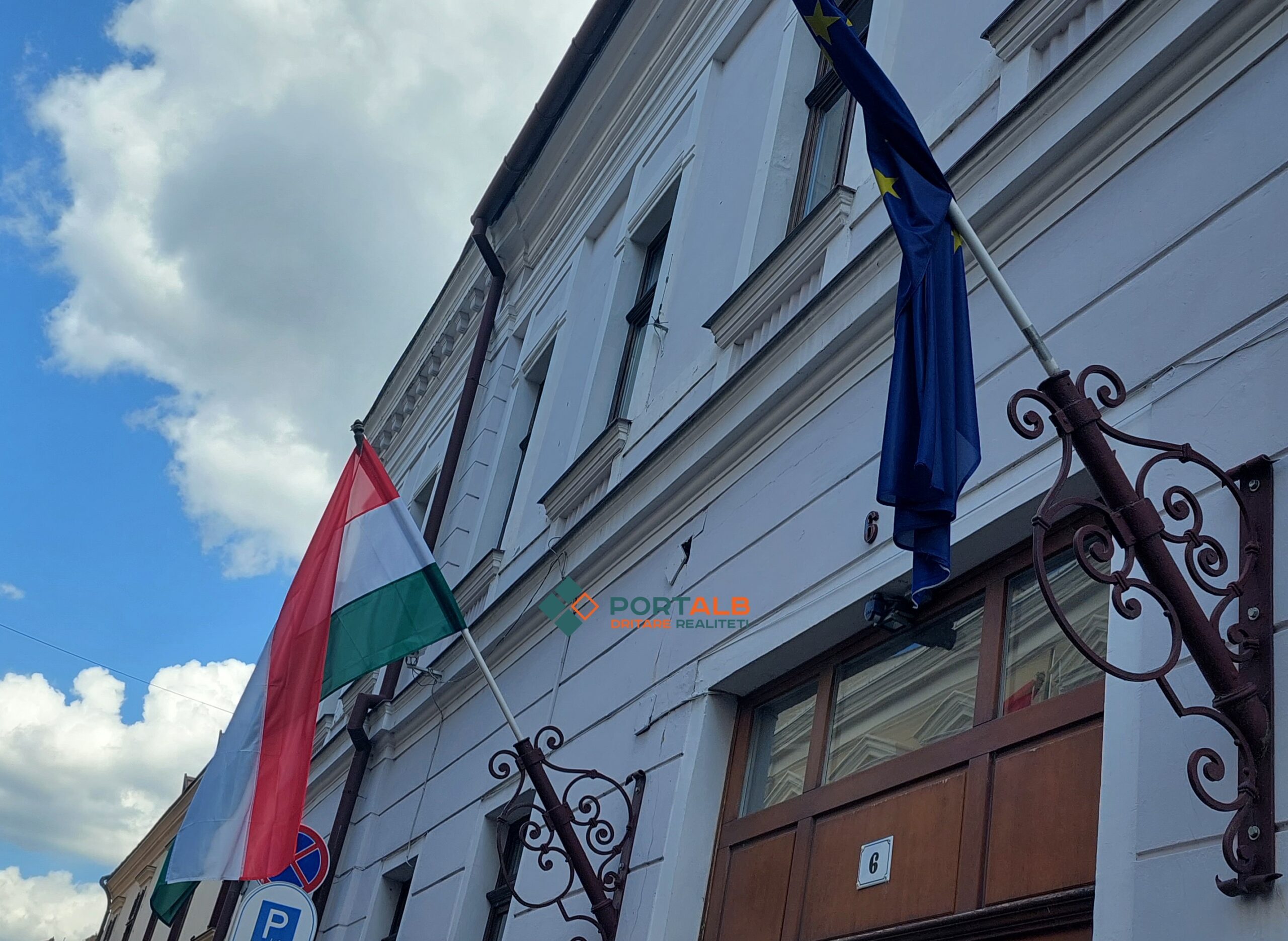 Flamuri i Hungarisë dhe Bashkimit Evropian në Hungari. Foto nga Faton Curri / Portalb.mk