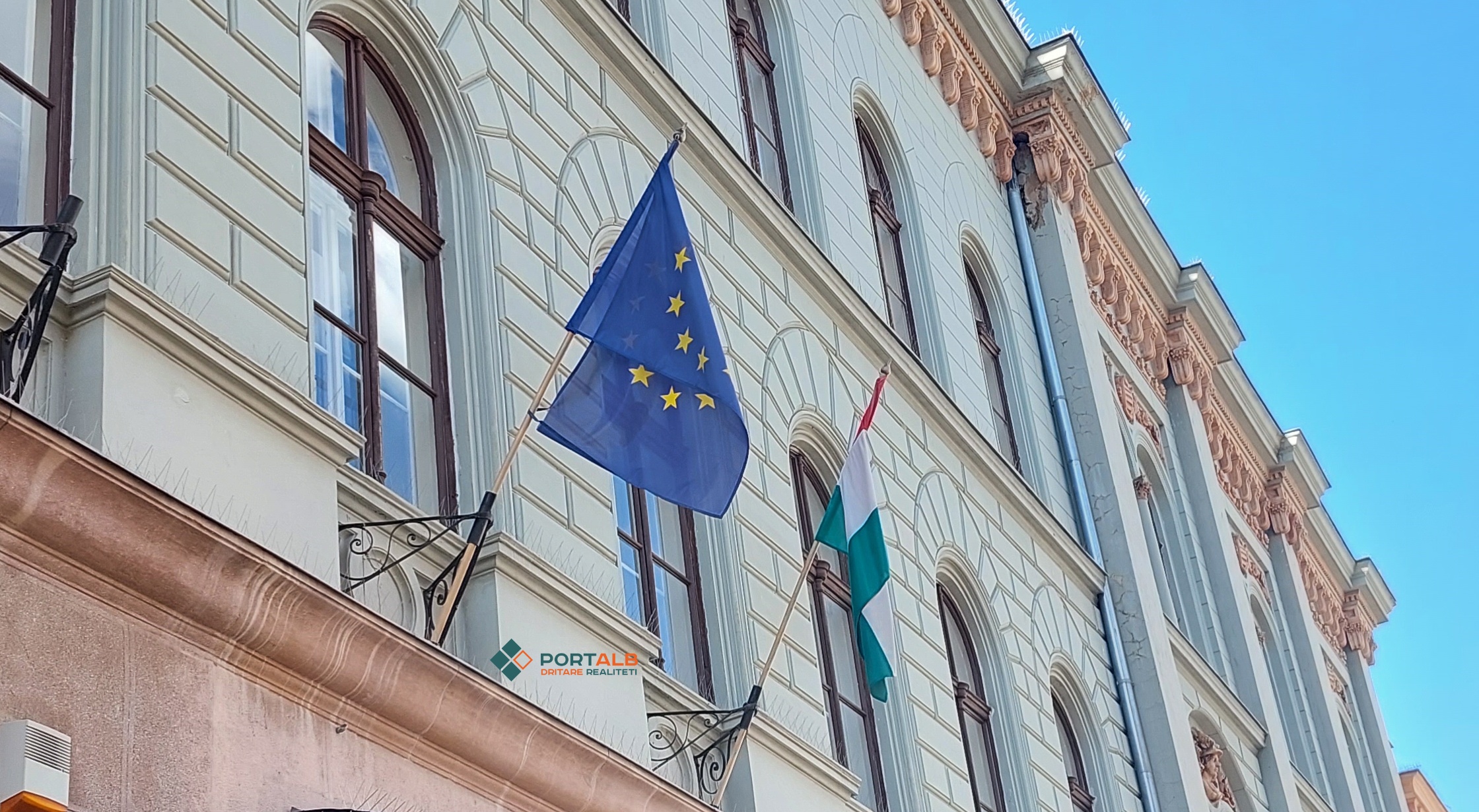 Flamuri i Hungarisë dhe Bashkimit Evropian (BE) në Hungari. Foto nga Faton Curri / Portalb.mk