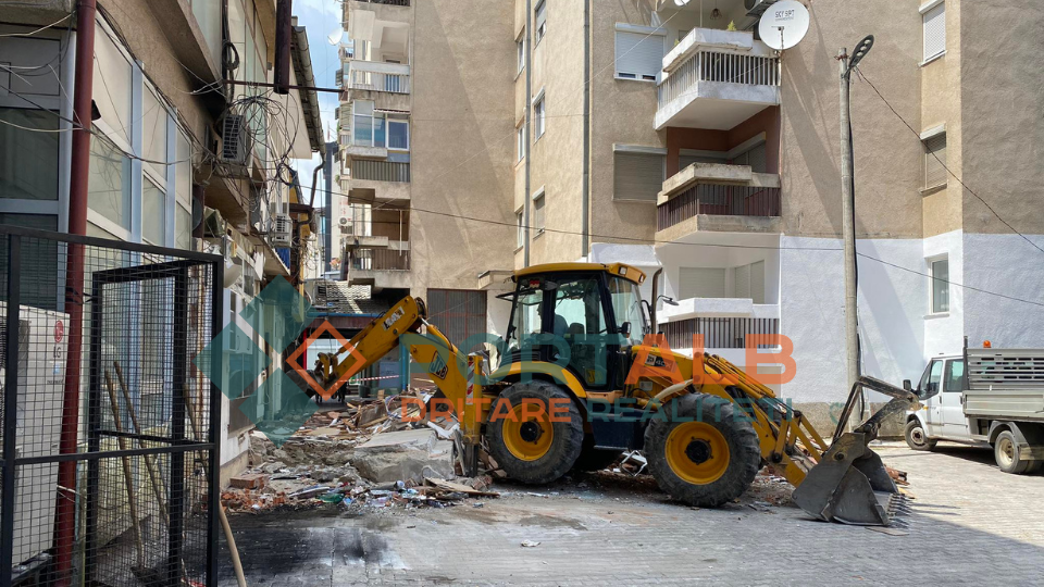 U prish objekti ilegal në parkingun e bllokut urban 37 në Tetovë. Foto: Fisnik Xhelili/Portalb.mk