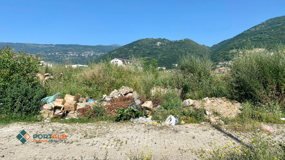 Deponia me mbetje ndërtimore nën stadiumin e vjetër të Tetovës dhe mbi Kazermën. Foto: Fisnik Xhelili/Portalb.mk