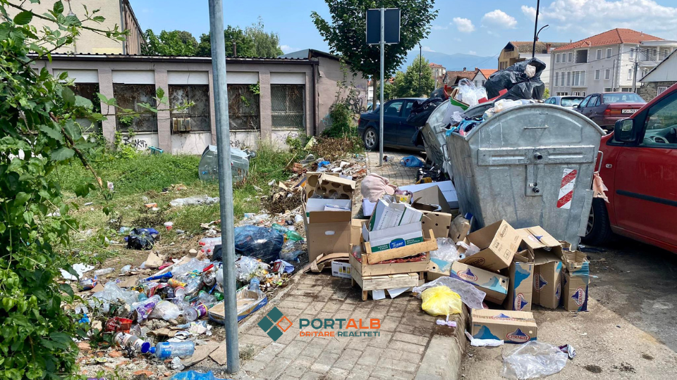 Mbeturinat pas Spitalit të Tetovës. (07.07.2023, ora: 14:18). Foto: Fisnik Xhelili/Portalb.mk