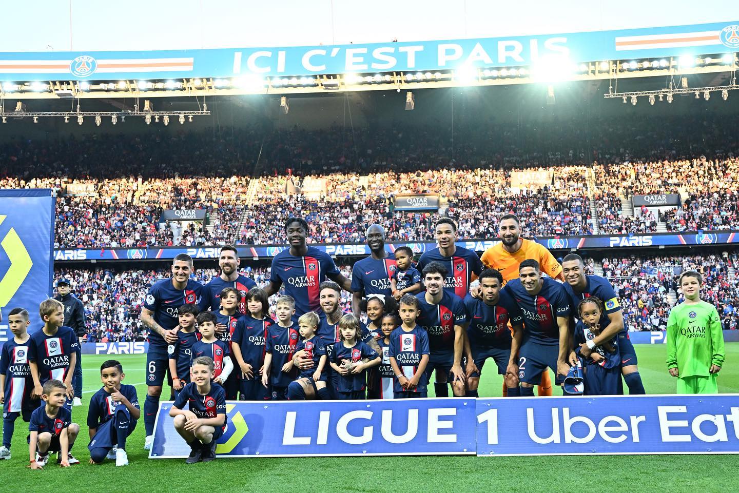 Futbollistët e ekipit fitues në kampionatin francez Ligue 1. Foto nga PSG - Paris Saint Germain (Facebook)