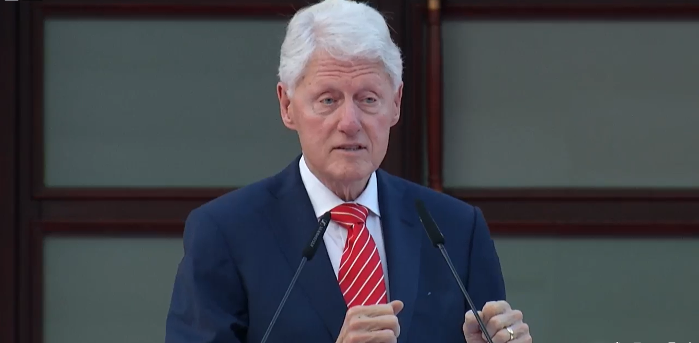 Ish-presidenti amerikan Bill Klinton në Tiranë, Shqipëri. Pamje nga Edi Rama (Facebook)