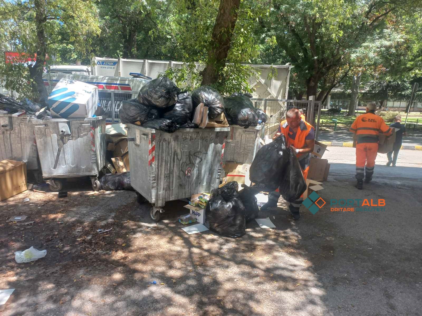Pastrimi i mbeturinave nga punonjësit e Higjienës Komunale në institucionet shëndetësore. Foto nga Suad Bajrami - Portalb.mk