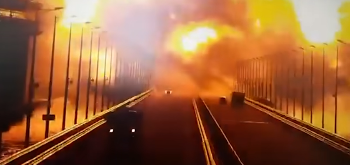 Shpërthim në urën kryesore që lidh gadishullin e Krimesë me Rusinë. Foto: printscreen nga video e Guardian News/Youtube