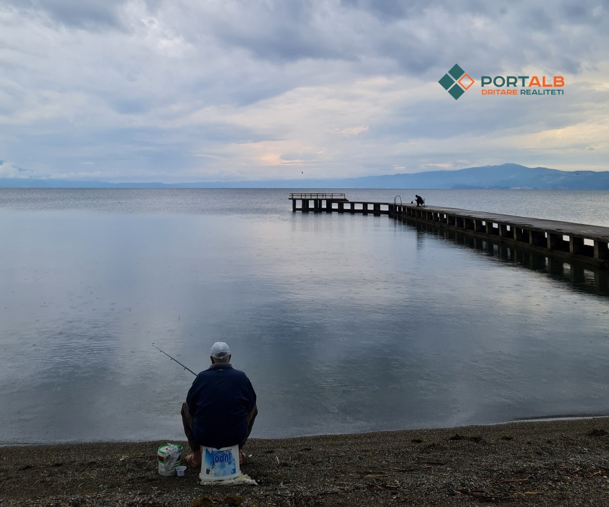 Peshkatar i moshuar në bregun e liqenit, Struga- Fotografuar nga Shefkije Alasani / Portalb.mk
