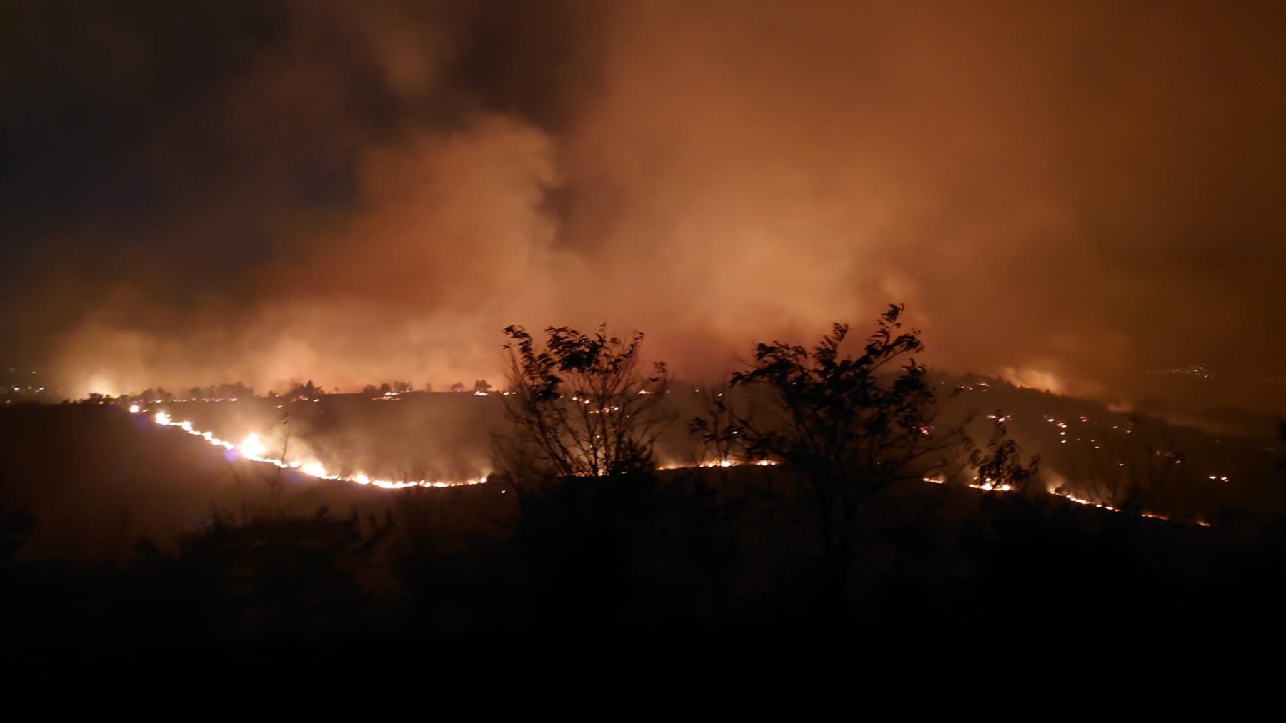 Zjarri mbi fshatin Ajatovc. Foto nga Qendra për Menaxhim me Kriza