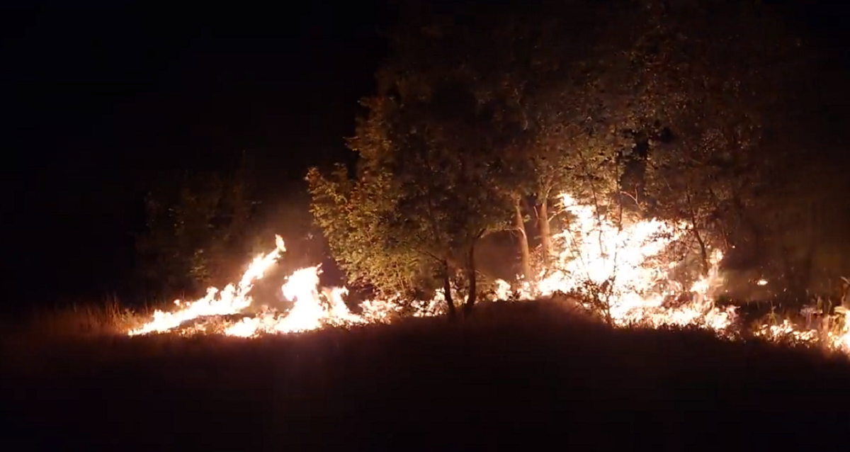 Zjarr në fshatin Beljakovcë të Komunës së Nagoriçanit të vjetër. Foto printscreen nga videoja e publikuar nga kryetari QMK, Stojançe Angellov