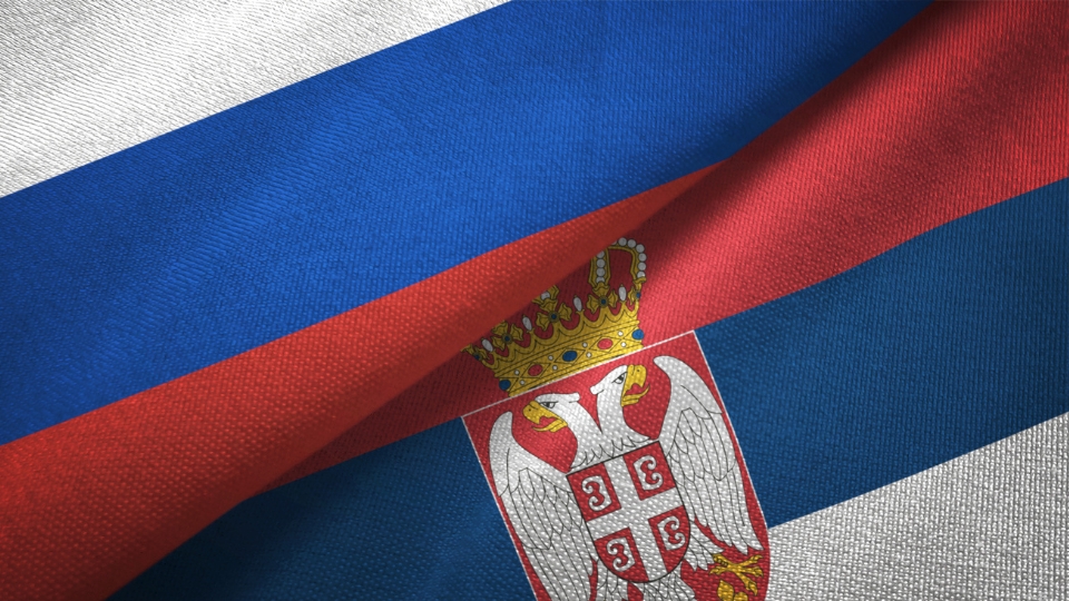 Flamuri i Rusisë dhe i Serbisë. Foto: Oleksi Liskonih në Canva